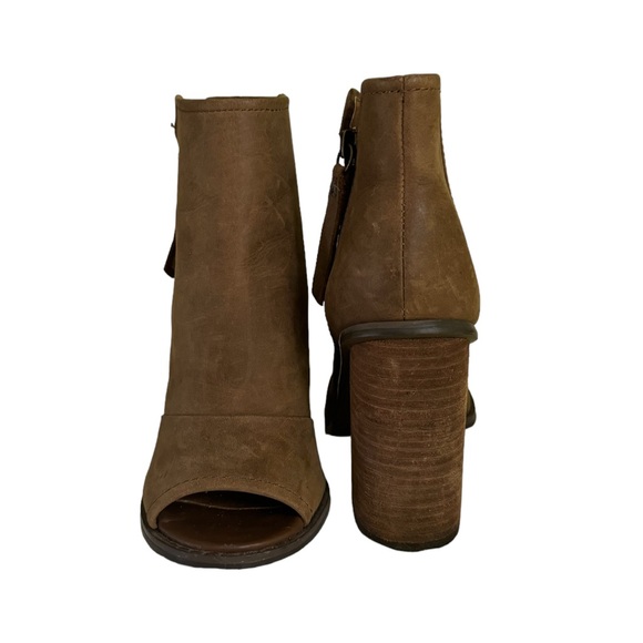 Kelsi Dagger Brooklyn
Womens Side Zip Block Heel Peep Toe Booties Brown Size 7.5 - Picture 4 of 14